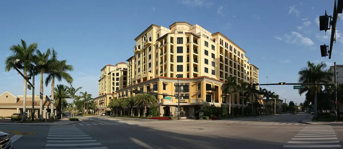Auto insurance Boca Raton drivers carry through downtown: Palmetto Park Road at Mizner Boulevard